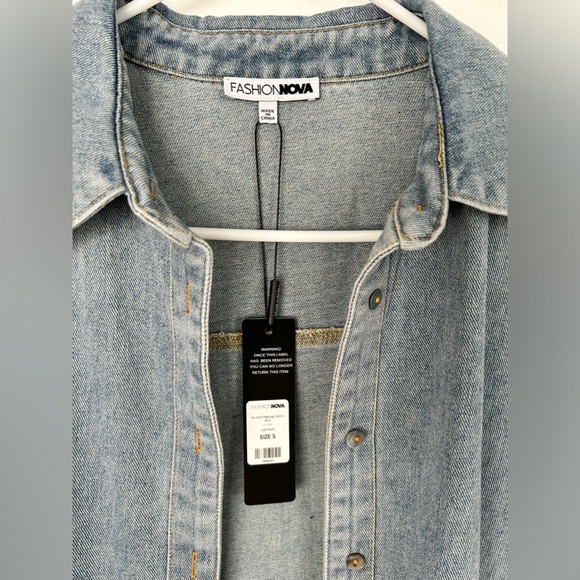 NWT Fashion Nova No hard feelings denim shirt light wash size small - Picture 2 of 8